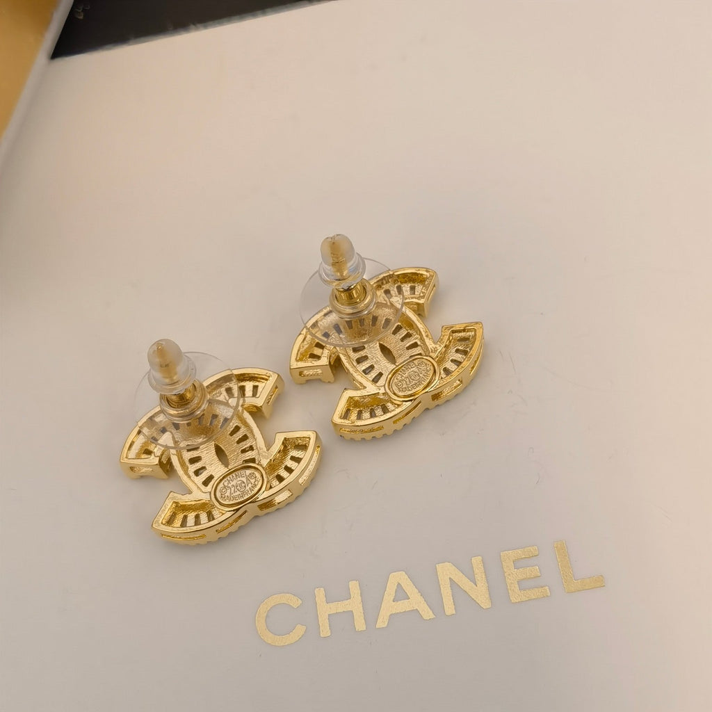 Elegant and classic women's logo earrings