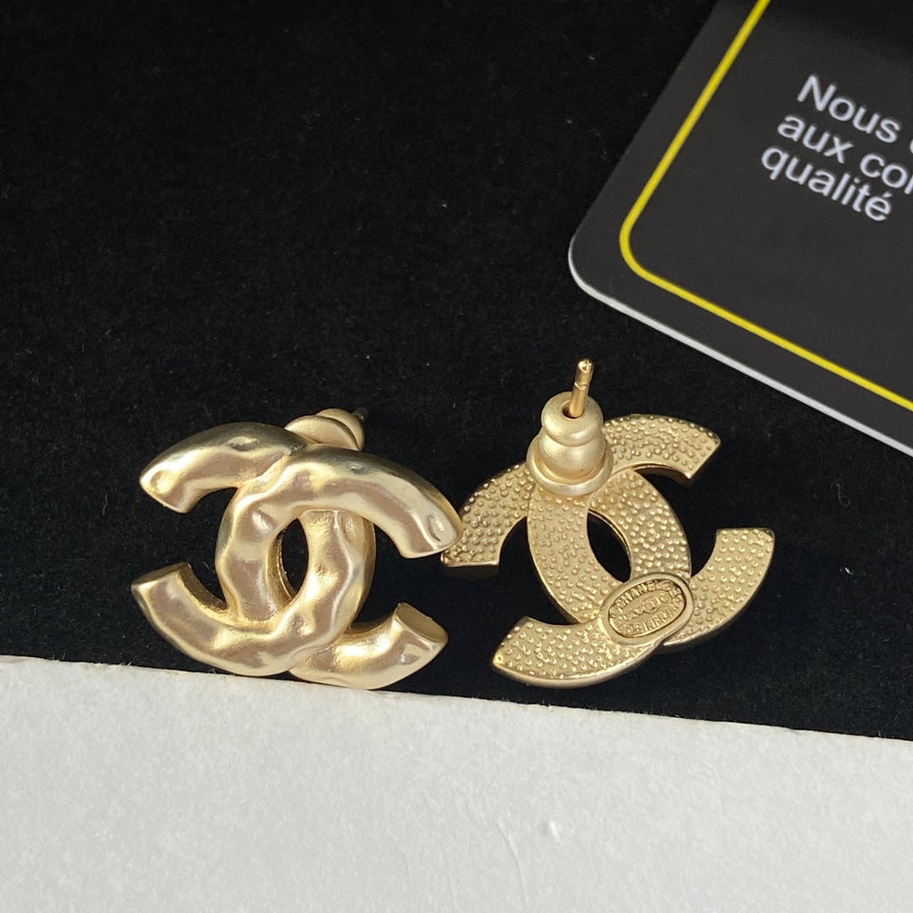 Crinkle Design Letter Stud Earrings